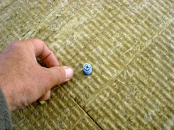 Obr. 3: Detail mechanického kotvení s nedostatečnou pevností v plastové části kompenzátoru