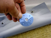 Obr. 4: Detail mechanického kotvení s nedostatečnou pevností v plastové části kompenzátoru