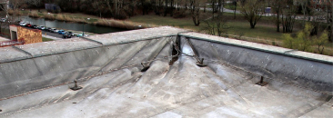 Obr. 9: Utržená izolace od patního úhelníku v koutu