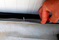 Obr. 12: Vytržené mechanické kotvení patního úhelníku