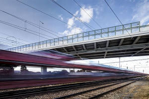 Ocelová část mostu byla sestavena z dvaceti segmentů, které se osazovaly jeřáby z části na předpolí mostu a na novou železobetonovou mostovku do předmontážní polohy. Následně se svařovaly v jeden celek. Most se po svaření vysouval po výsuvné dráze a výsuvných stolicích.