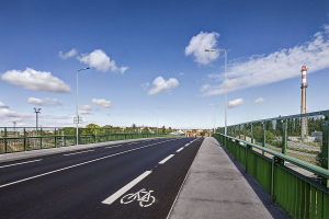 Na mostě je třívrstvá vozovka s obrusnou vrstvou z nízkohlučného asfaltu