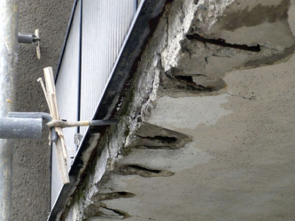 Opravy balkónů a lodžií jsou jednou ze základních součástí revitalizace bytových domů. Poškození bývá často rozsáhlé a mívá vliv i na statické vlastnosti a funkčnost objektu. Opravy pak bývají často podceňovány, přičemž balkóny, lodžie a terasy jsou z hlediska povětrnosti a s přihlédnutím k užívání nejvíce zatěžované konstrukce budov
