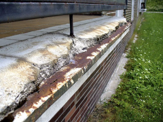 Opravy balkónů a lodžií jsou jednou ze základních součástí revitalizace bytových domů. Poškození bývá často rozsáhlé a mívá vliv i na statické vlastnosti a funkčnost objektu. Opravy pak bývají často podceňovány, přičemž balkóny, lodžie a terasy jsou z hlediska povětrnosti a s přihlédnutím k užívání nejvíce zatěžované konstrukce budov