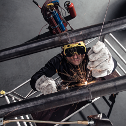 Silnostěnné ocelové potrubí se běžně používá pro rozvody plynu, topných a chladících soustav. Řezání závitových spojů a spojování svařováním je však časově i fyzicky náročné a přináší řadu zdravotních a bezpečnostních rizik (foto: Viega)