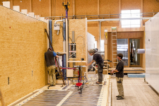 Veškeré instalační práce probíhaly ve výrobní hale firmy Saurer (foto Fotostudio Rene Paulweber)