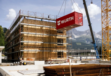 Třípodlažní hotelové domy sestávají vždy z dvanácti modulů (foto Klaus Bauer Photomotion)