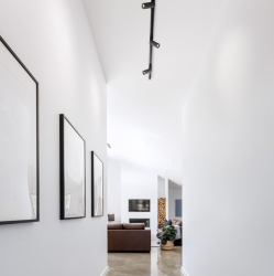 Dlouhou chodbu vhodně osvětlí bodovky