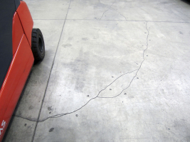 Obr. 3: Ohybové trhliny