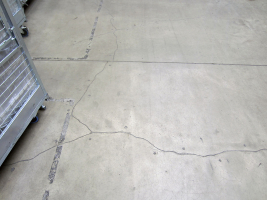 Obr. 4: Smršťovací trhliny