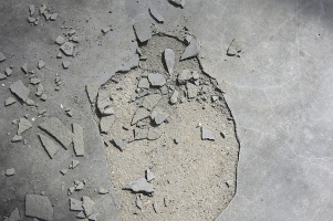 Obr. 9: Oddělení krycí vrstvy podlahy