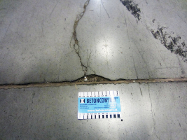 Obr. 10: Olamování smršťovacích spár a uvolňování tmelu ze spár-podlah-1-10 97936