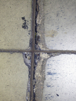 Obr. 11: Olamování smršťovacích spár a uvolňování tmelu ze spár