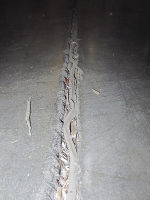 Obr. 12: Olamování smršťovacích spár a uvolňování tmelu ze spár