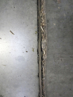 Obr. 13: Olamování smršťovacích spár a uvolňování tmelu ze spár