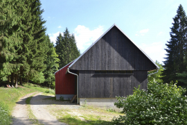 Zadní průčelí bylo realizováno zcela tradičním způsobem