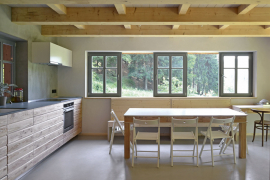 Interiér původní stavby byl díky malým oknům velmi tmavý. Požadavek klientů byl tedy jasný, přivést do obytného prostoru dostatek světla. Výsledné řešení je kombinací klasických otvíravých oken a pevného zasklení vsazeného přímo do obvodové sendvičové konstrukce