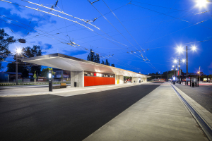 Na náměstí Jana Pernera vznikl přehledný prostor v jedné úrovni bez nadchodů a podzemních objektů. Severní část prostoru před nádražím je přestupním terminálem hromadné dopravy