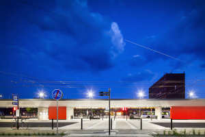 Lineárně uspořádaný prostor přestupního terminálu městské hromadné dopravy je členěn do zón s jasně strukturovaným režimem užívání