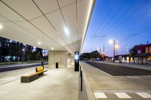 Jako hlavní výtvarný motiv zastřešení terminálu autoři zvolili výraznou horizontálnost – subtilní deska má výrazné přesahy na zeštíhlených koncích