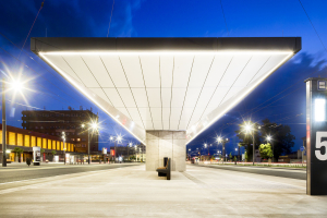 Jako hlavní výtvarný motiv zastřešení terminálu autoři zvolili výraznou horizontálnost – subtilní deska má výrazné přesahy na zeštíhlených koncích