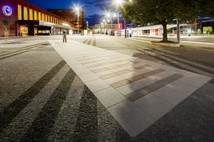 Na pěším koridoru spojujícím vstupy do nádražní haly s centrem města byla umístěna socha Jana Pernera. Přímo do parteru, bez soklového podstavce, mezi proudící občany