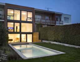 Pro navýšení obytné plochy byl využit i suterén napojený na zahradu