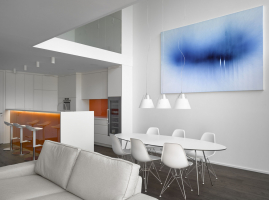 Velmi nízké světlé výšky podlaží architekty motivovaly provzdušnit dispozici otevřením jídelny přes dvě patra