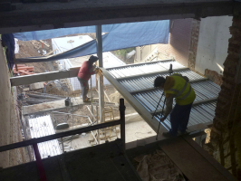 Ocelové nosníky a sloupy se usazovaly ručně za pomocí kladek a lan, popřípadě lešení