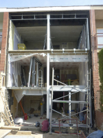 Původní fasádu autoři projektu nahradili kompaktním systémem s kombinací velkých oken a plných fasádních polí. Okna mají hliníkové rámy s přerušenými tepelnými mosty, izolační trojskla na jižní fasádě mají předsazené hliníkové žaluzie