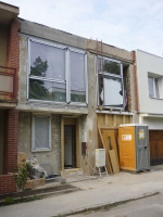 Původní fasádu autoři projektu nahradili kompaktním systémem s kombinací velkých oken a plných fasádních polí. Okna mají hliníkové rámy s přerušenými tepelnými mosty, izolační trojskla na jižní fasádě mají předsazené hliníkové žaluzie