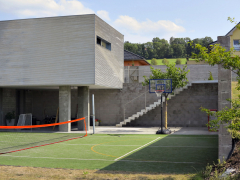 Investor zakoupil mírně se svažující parcelu uprostřed nově vznikající individuální výstavby na okraji Nového Jičína se záměrem postavit rodinný dům s velkou garáží a dílnou