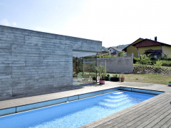 Obytná část domu se nachází pod úrovní přístupové komunikace