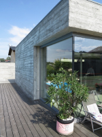 Investor si přál využít železobetonovou konstrukci v maximální možné míře jako pohledovou, v co nejsurovějším stavu