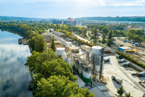 Betonárna Rohanský ostrov a vykládka lodi s pískem pro výrobu betonu