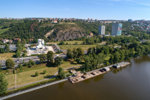 Betonárnu Libeň od jejího přístavu na břehu dělí cyklostezka a silnice, materiál z lodí je veden podzemním kolektorem