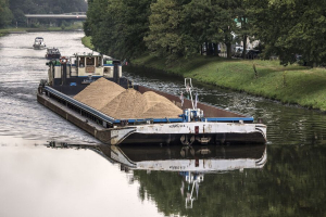 Jedna loď uveze stejné množství kameniva pro beton jako 33 nákladních kamionů