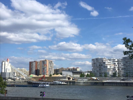 Pařížská betonárna zásobovaná lodní dopravou je v centru města, obklopená městskou zástavbou