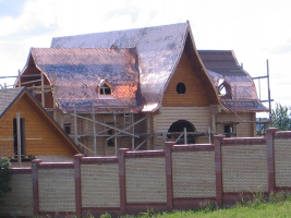 V osadě Norja v Udmurtsku stojí dřevěná usedlost v ruském stylu