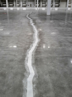 Obr. 2: Drážka podél trhliny, vyplněná epoxidovou plastmaltou a povrchově přebroušena