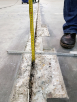 Obr. 7: Vybourané drážky podél dilatačních spár, kde docházelo k olamování hran a nežádoucím dynamickým účinkům při pojezdu