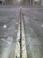 Obr. 8: Vybourané drážky podél dilatačních spár, kde docházelo k olamování hran a nežádoucím dynamickým účinkům při pojezdu