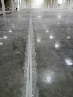 Obr. 9: Plastmaltový „zámek“, vytvořený v oblasti dilatační/smršťovací spáry s proříznutím, navazujícím na dilataci v podkladu