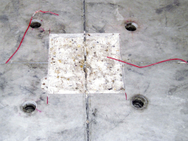 Obr. 12: Vyplnění vybourané oblasti křížení smršťovacích spár epoxidovou plastmaltou a jejich opětovné proříznutí. Na fotografických záběrech jsou patrné otvory použité pro podlití nadzvižených oblastí podlahových desek tak, aby nedocházelo k jejich pružení.