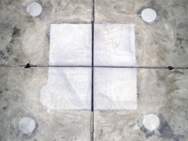 Obr. 13: Vyplnění vybourané oblasti křížení smršťovacích spár epoxidovou plastmaltou a jejich opětovné proříznutí. Na fotografických záběrech jsou patrné otvory použité pro podlití nadzvižených oblastí podlahových desek tak, aby nedocházelo k jejich pružení.