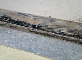 Obr. 15: Výškové rozdíly mezi podlahou haly a vnějším povrchem, např. rampou