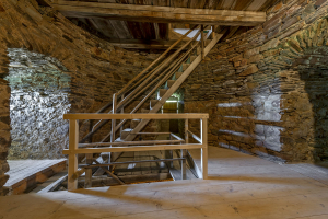 Schodiště v horních podlažích jsou jednoramenná schodnicová