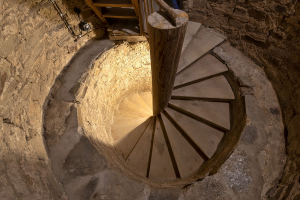 Spodní schodiště je dřevěné točité se středním vřetenem