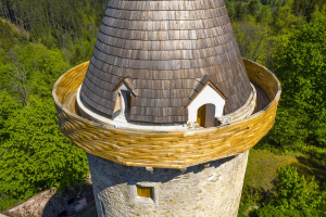 Dominantou celé stavby je prstencový ochoz, který je propojován dřevěnými čepy