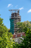 Středověký jeřáb zkonstruovali projektanti Vít Mlázovský a tesař Petr Růžička. Inspirovali se skicami od Ing. arch. Jaroslava Svěrka z ateliéru Masák &amp; Partner, který při jejich přípravě vycházel z tzv. Codexu Atlanticu Leonarda da Vinci. Jeřáb ovládají tři lidé. Jeden chůzí pohání kolo umístěné ve výšce 40 metrů nad zemí, druhý uvazuje břemeno a třetí vše koordinuje. (viz: https://www.hrad-rozmberk. cz/cs/vez-jakobinka)